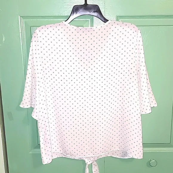 APT 9 Top - Cute Tie Front - Like New - Flutter Sleeves  (Size L) - Picture 7 of 8